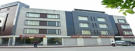Hotel Gulnar ニューデリー エクステリア 写真